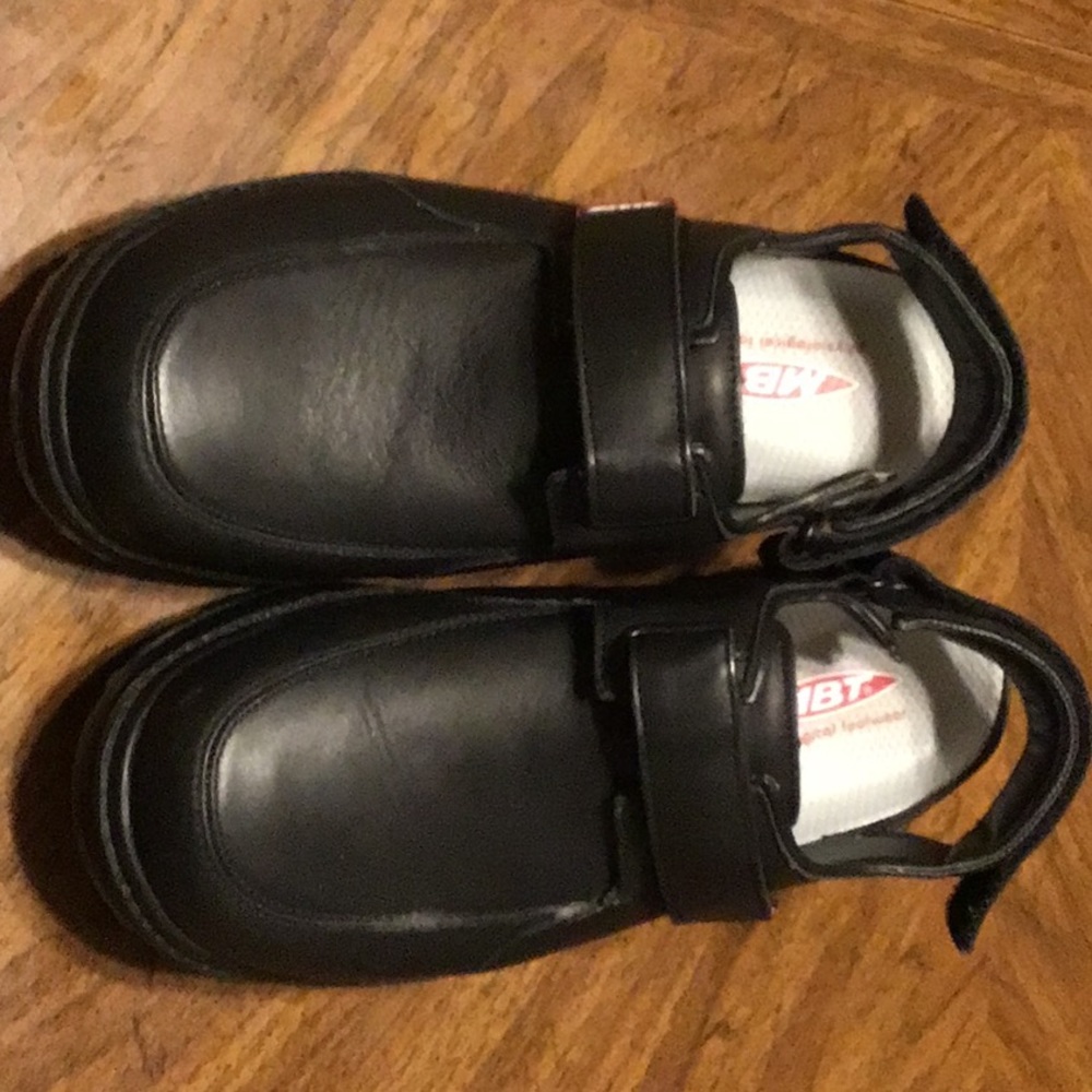 MBT women’s black shoe 9 new